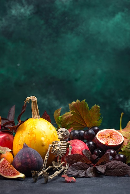 Halloween-compositie met herfstfruit