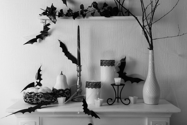 Foto halloween-compositie op open haard in kamer