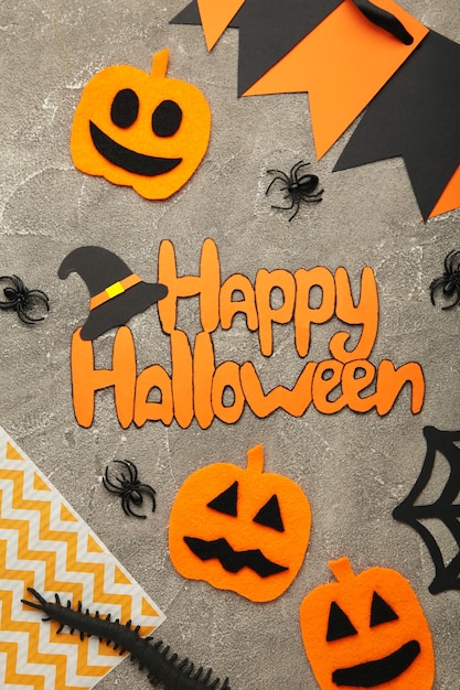 Foto composizione di halloween con ragni e zucche su sfondo grigio. vista dall'alto.