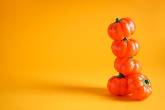 Halloween-concept. Halloween-pompoenen op gele achtergrond, ruimte voor tekst.