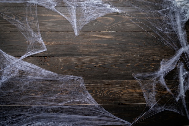 Foto halloween-concept. halloween-vakantieachtergrond met spinnenweb op zwarte houten achtergrond. ruimte kopiëren