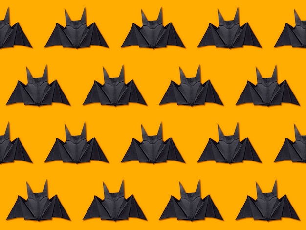 Foto concetto di halloween. strisce di pipistrelli di carta con tecnica origami