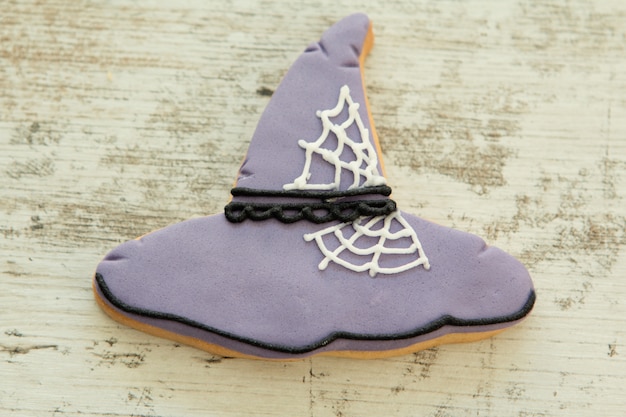 Foto biscotto di halloween con forma di cappello strega