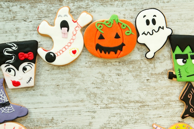 Foto biscotti di halloween con forme diverse