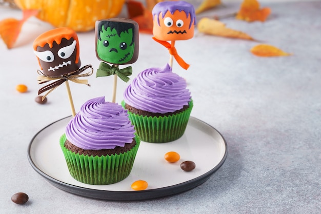 Cupcakes di halloween e mostri di marshmallow immersi nel cioccolato