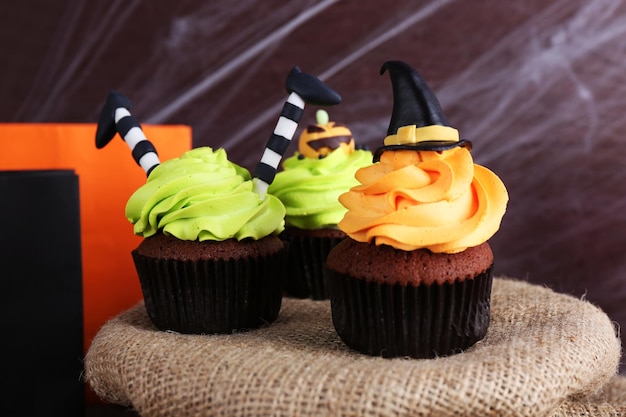 Photo halloween cupcakes and decoration on table