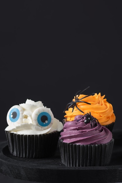 Cupcakes di halloween con crema al burro e decorazioni natalizie. muffin di halloween cibo creativo di halloween