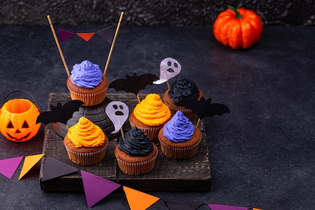 Cupcakes di halloween con crema colorata