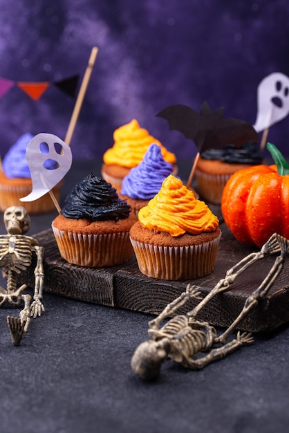 写真 カラークリームとハロウィーンのカップケーキ