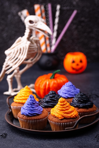 カラークリームとハロウィーンのカップケーキ