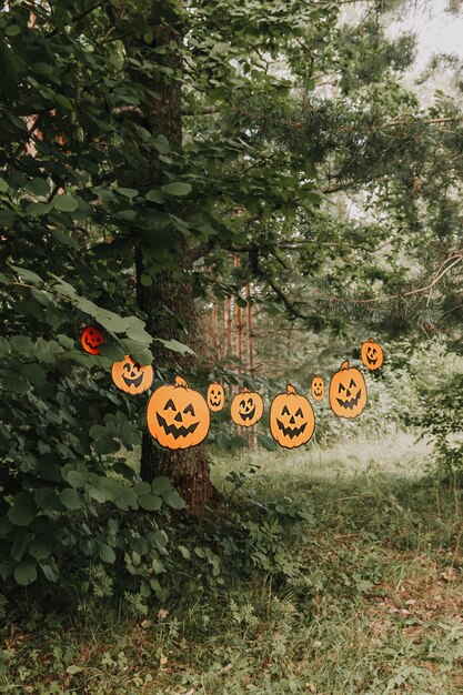 Halloween-decor buitenshuis. Papieren pompoenen in guirlande