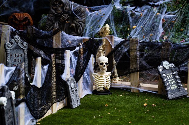 ハロウィーン・デコレーション ハロウィン・パンキンとスケレット 装飾された家 恐ろしい装飾されたフロントヤード