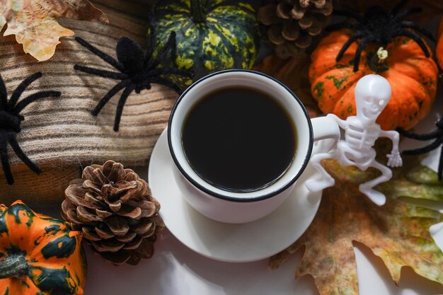 Photo halloween decor with a cup of hot coffee on the window sill