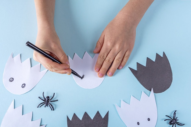 Halloween decorarion. Concept DIY en kinderen creativiteit.