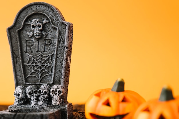 Foto halloween decoratie met grave steen en pompoenen