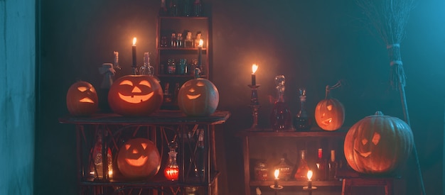 Halloween-decoratie met pompoenen en toverdrankjes binnen