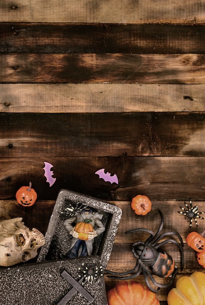 Halloween-decoratie. trick or treat in de herfst en herfst seizoen. eng symbool op hout achtergrond.