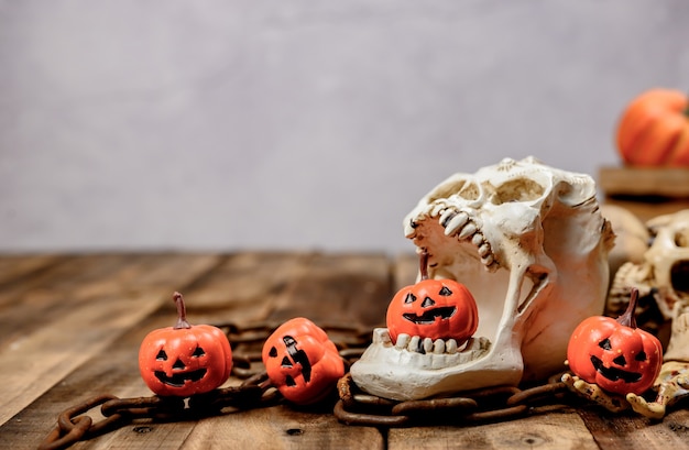 Halloween-decoratie. Trick or treat in het herfst- en herfstseizoen. Pompoengezicht en eng symbool op houten achtergrond.