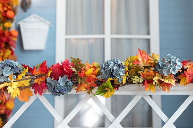 Halloween decoratie van leuningen trappen veranda in huis versierd Herfst gele bladeren en pompoenen