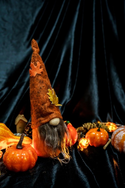 Foto halloween decoraties achtergrond halloween scary pompoen hoofd op houten tafel halloween