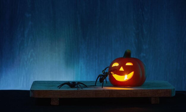 halloween decoraties met pompoen op donkere houten achtergrond