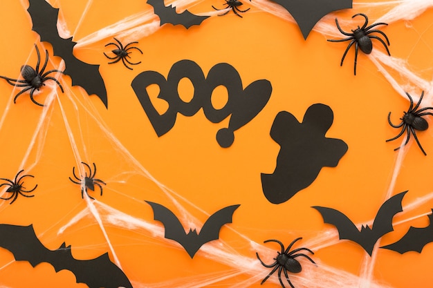 Halloween-decoraties met spinnenwebspook en spinnen als symbolen van halloween op oranje backgraund