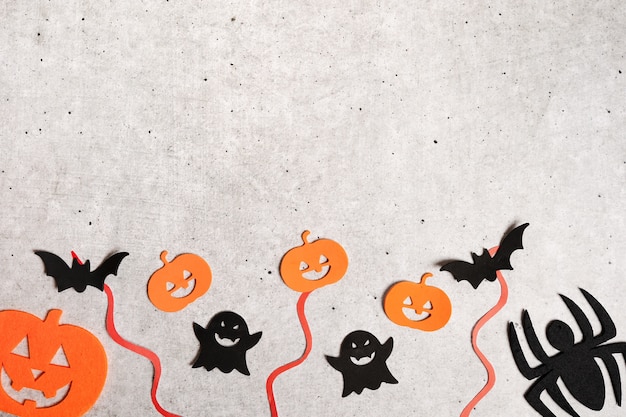 Halloween-decoraties op grijze steen concrete achtergrond. plat leggen, plaats voor tekst