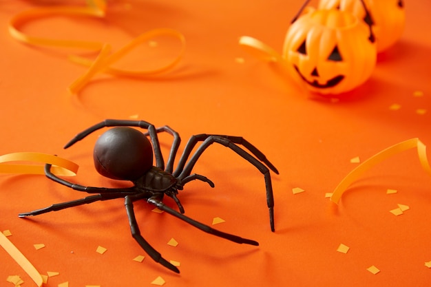 Halloween-decoraties op oranje achtergrond