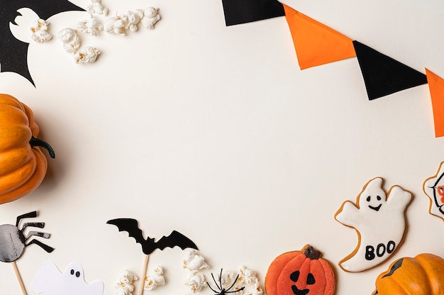 Halloween decoraties papier spoken vleermuizen op een crème achtergrond Plat lag bovenaanzicht kopie ruimte