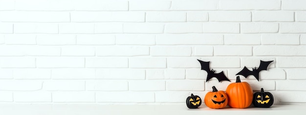 Halloween decoraties witte bakstenen muur met vleermuizen en gebeeldhouwde pompoenen