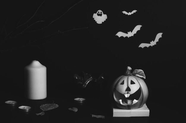 Foto decorazione di halloween fantasmi di zucca luminosa e pipistrelli di carta sfondo per vacanze e feste