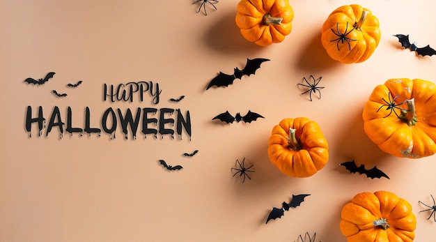 Хеллоуинские украшения из тыквы, бумажных летучих мышей и черного паука