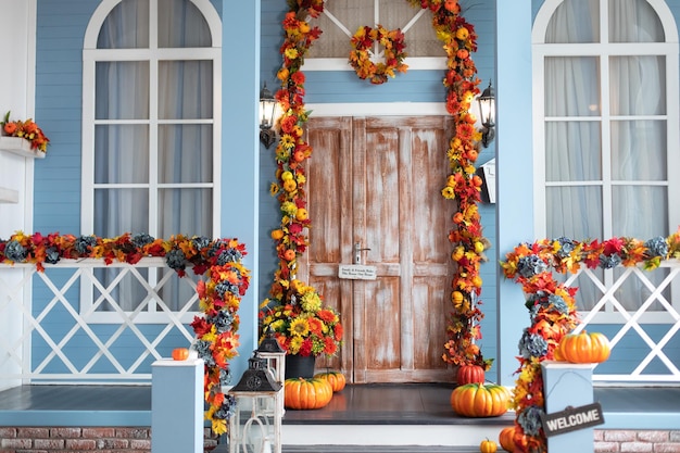 Halloween-designhuis met gele herfstbladeren en lantaarns