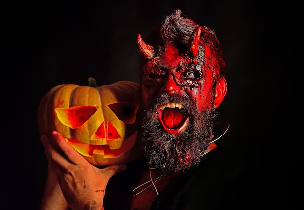 Photo halloween devil with bloody professional makeup halloween bearded man with blood makeup funny charac