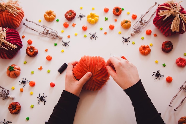 Halloween diy-concept. een pompoen en een spook naaien.