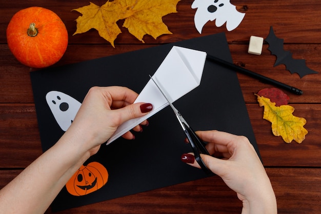 Halloween DIY Stapsgewijze instructies voor het knippen van een spinnenweb van papier voor de vakantie