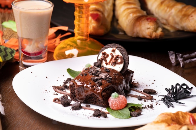 Halloween eten met tombe chocolade browinede en spin