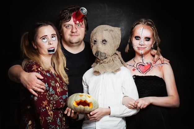 Foto halloween familie gelukkige vader moeder en kinderen meisje en jongen in halloween kostuum en make-up