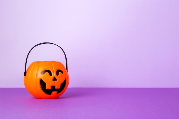 Halloween-feest. pompoen zaklamp jack op paarse achtergrond