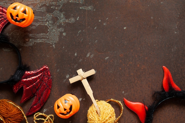 Photo halloween festival, creative flat lay of halloween accessories on dark background