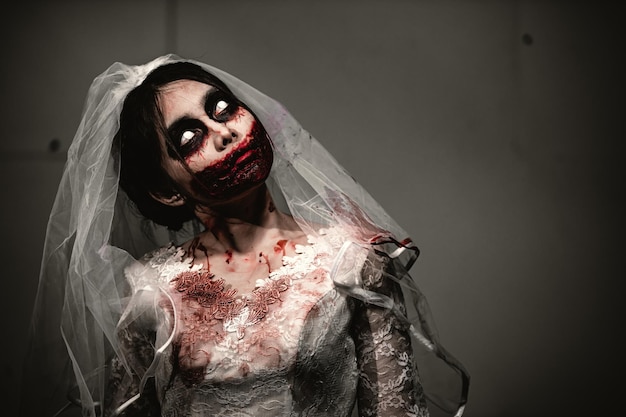 Halloween-festivalconceptAziatische vrouw make-up spookgezichtBride zombie charactorHorrorfilm behang of poster