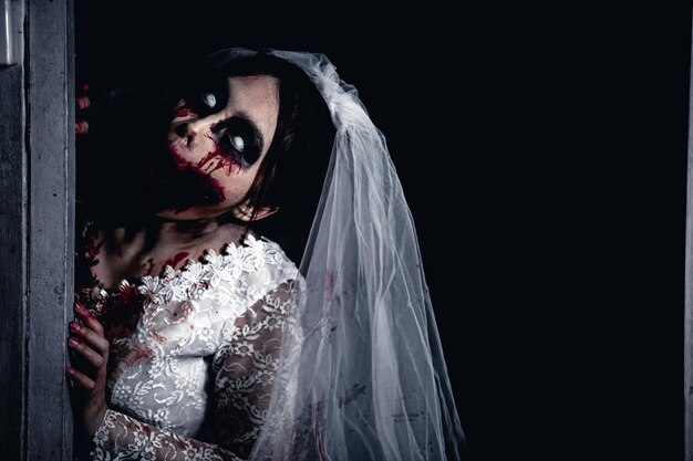 Foto halloween-festivalconceptaziatische vrouw make-up spookgezichtbride zombie charactorhorrorfilm behang of poster