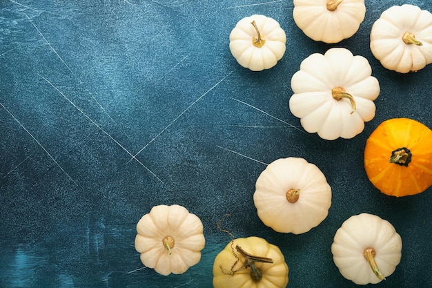 Halloween sfondo festivo autunnale decorazioni autunnali da zucche bacche foglie d'acero e castagne su vecchi sfondi blu graffiati concetto di giorno del ringraziamento halloween vista dall'alto spazio copia