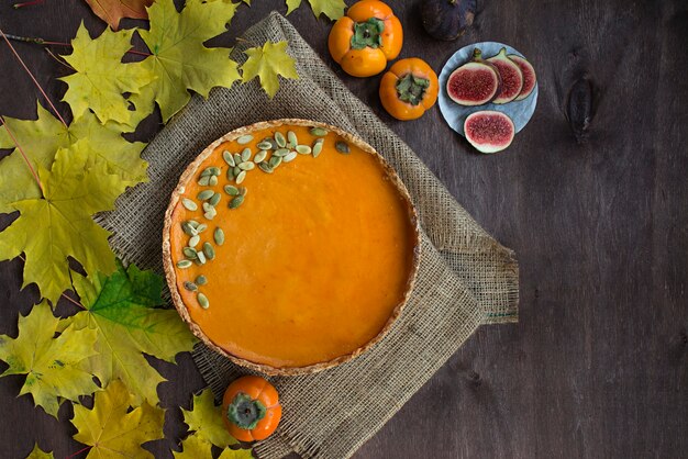 ハロウィーンの食べ物。ハロウィーンパンプキンパイ。自家製ケーキ。