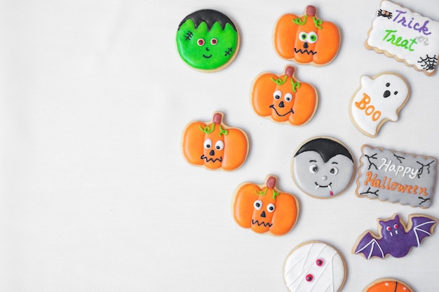 Photo halloween funny cookies set on white background trick or threat happy halloween hello october fall autumn festive party and holiday concept