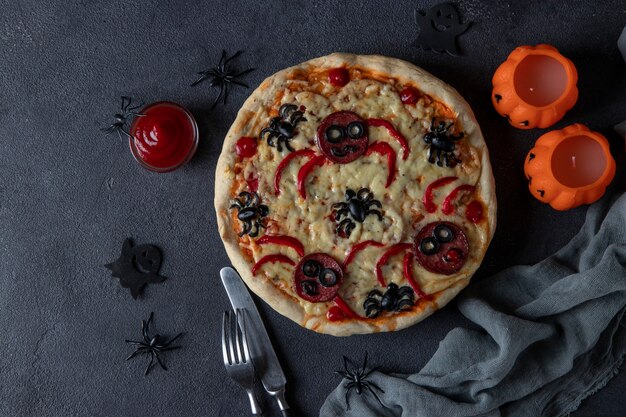 거미가 있는 할로윈 재미있는 피자, 어두운 회색 배경의 할로윈 피자에 대한 창의적인 아이디어, 위에서 보기