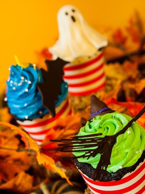 Halloween gastronomische cupcakes met vakantie decor oranje achtergrond.