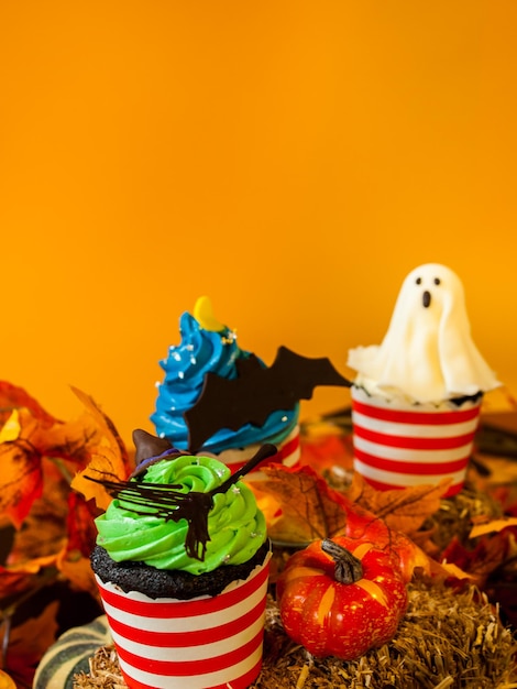 Halloween gastronomische cupcakes met vakantie decor oranje achtergrond.