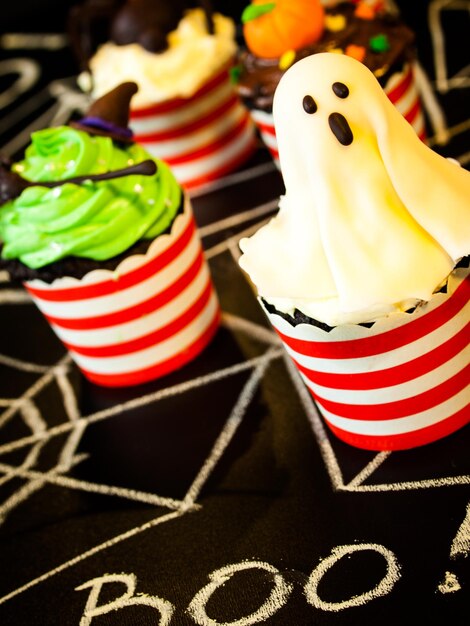 Halloween gastronomische cupcakes met vakantie decor zwarte achtergrond.