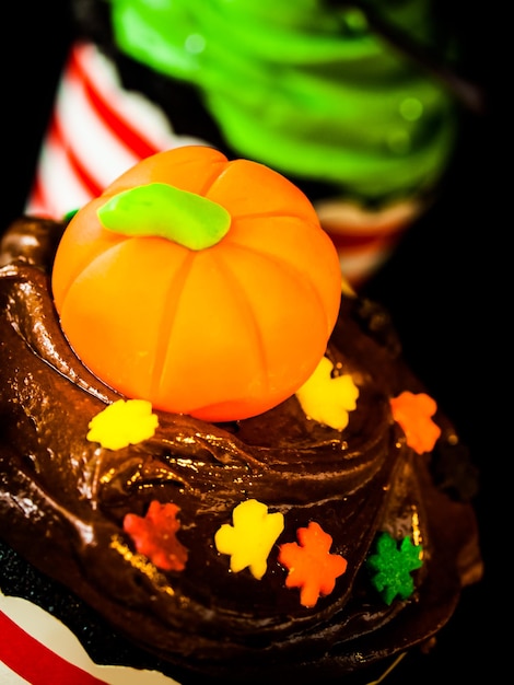 Halloween gastronomische cupcakes met vakantie decor zwarte achtergrond.